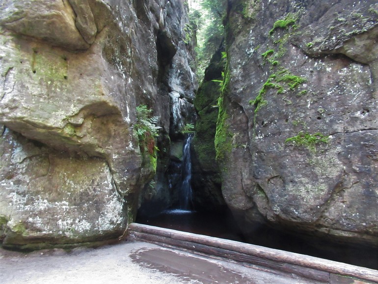 Kleine waterval in de rotsen van Ardspach